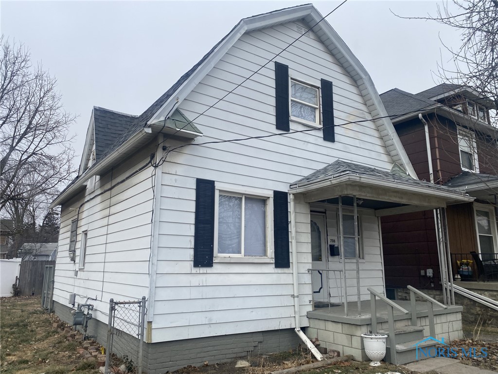 view of front of property with a porch