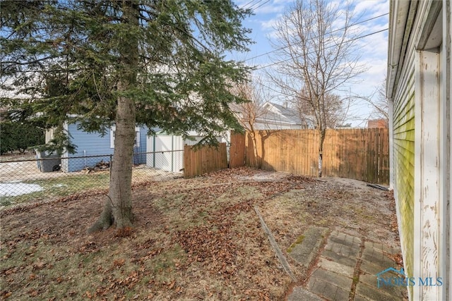 view of yard featuring a patio