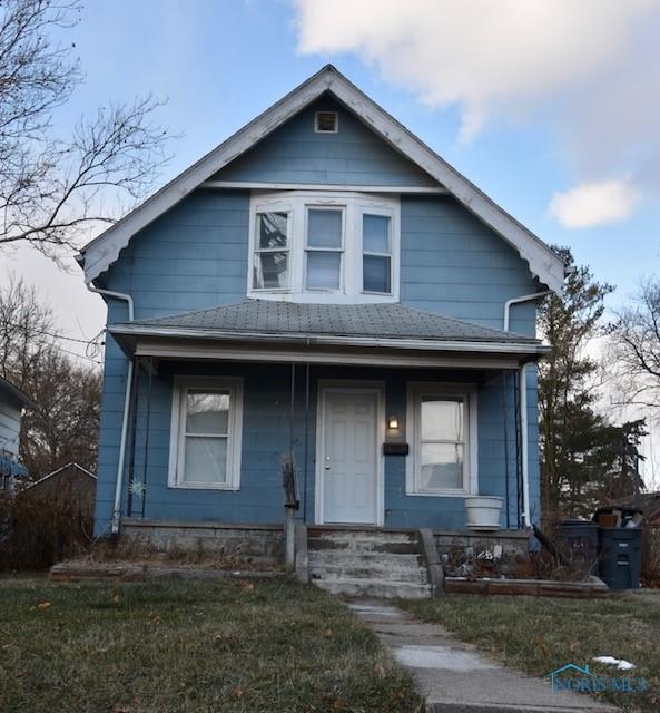 bungalow with a front yard