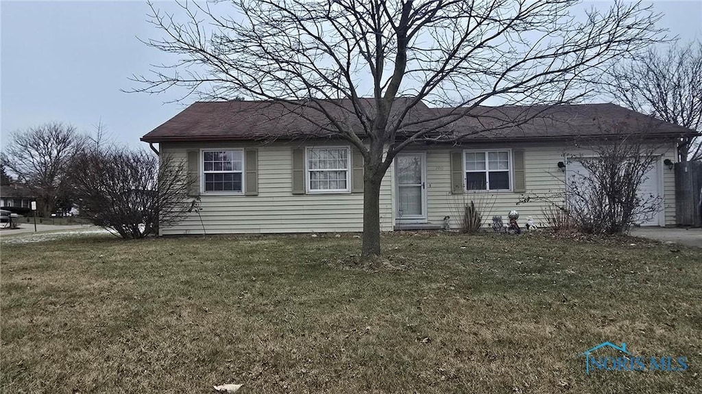 view of front of property featuring a front yard