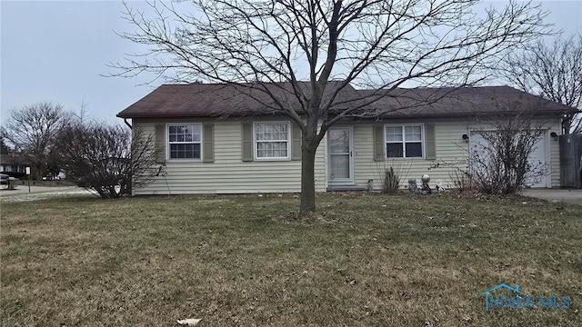 view of front of property featuring a front yard