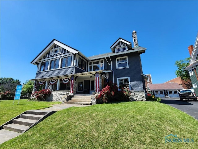 view of front of property featuring a front yard