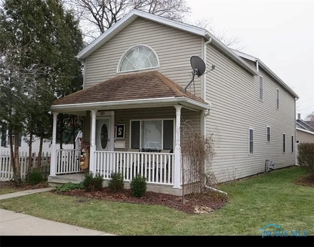 view of front of property featuring a porch and a front lawn