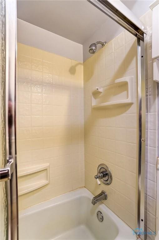 bathroom featuring tiled shower / bath