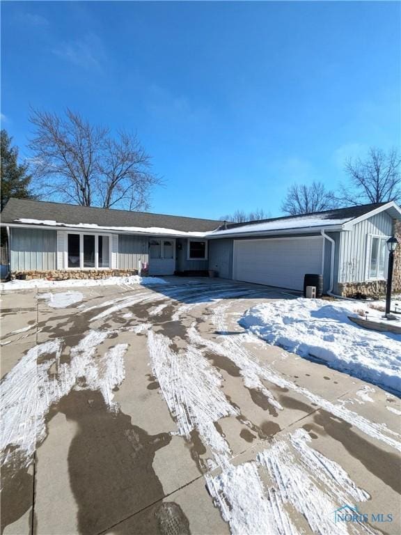 single story home featuring a garage