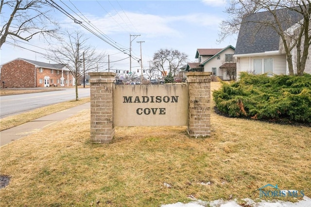 community sign with a yard