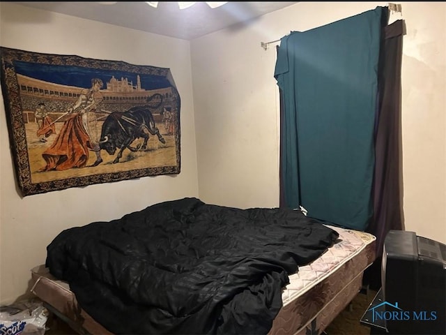 bedroom featuring ceiling fan