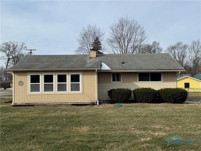 view of front of property with a front yard