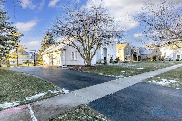 view of front of house featuring a front lawn