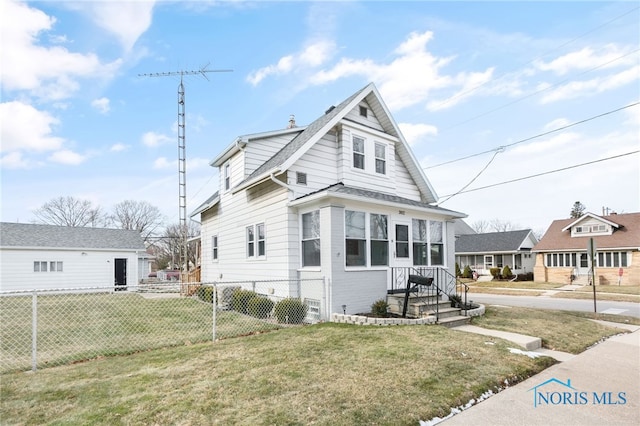 view of front of property featuring a front lawn