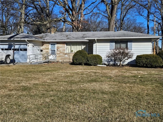 view of front facade featuring a garage and a front lawn