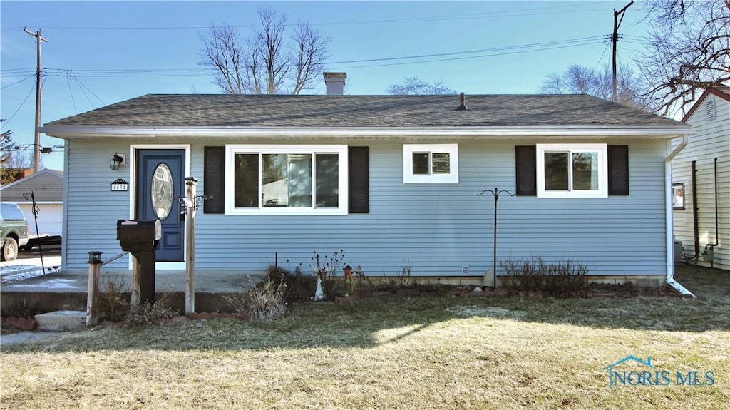 view of front facade with a front lawn