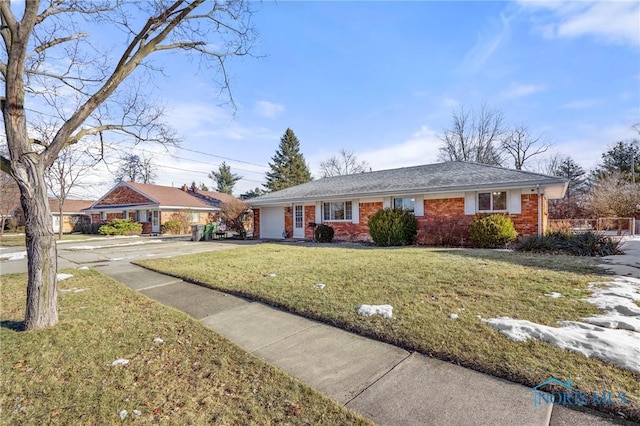 single story home with a front lawn