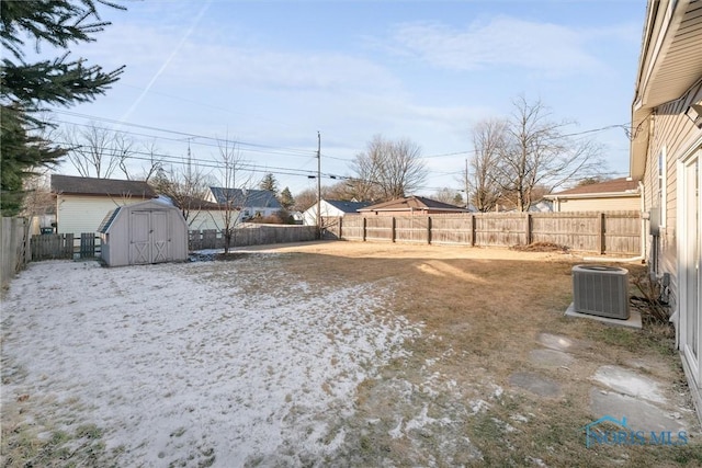 view of yard featuring cooling unit and a storage shed