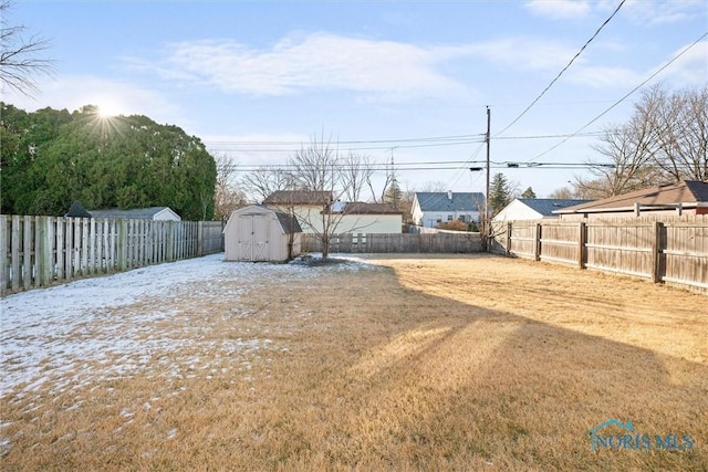 view of yard featuring a storage shed