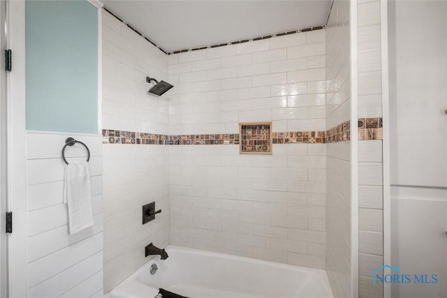 bathroom with tiled shower / bath