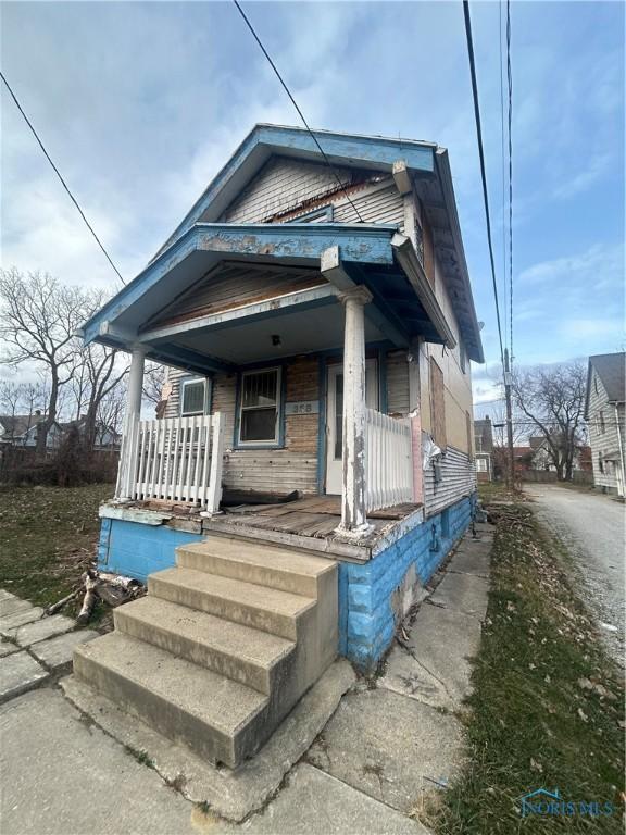 bungalow-style house with covered porch