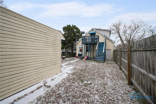 view of yard layered in snow