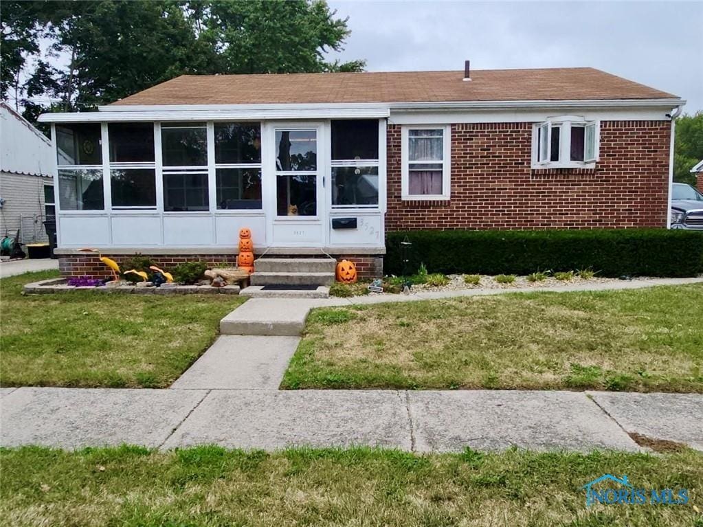 view of front of property with a front lawn