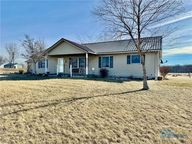 single story home with a front lawn