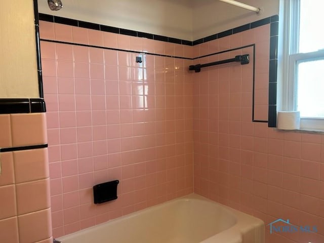 bathroom featuring tiled shower / bath combo