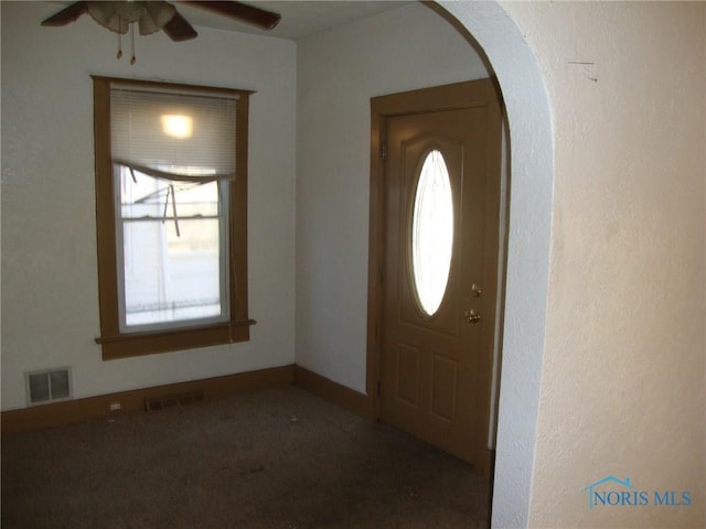 carpeted foyer entrance featuring ceiling fan