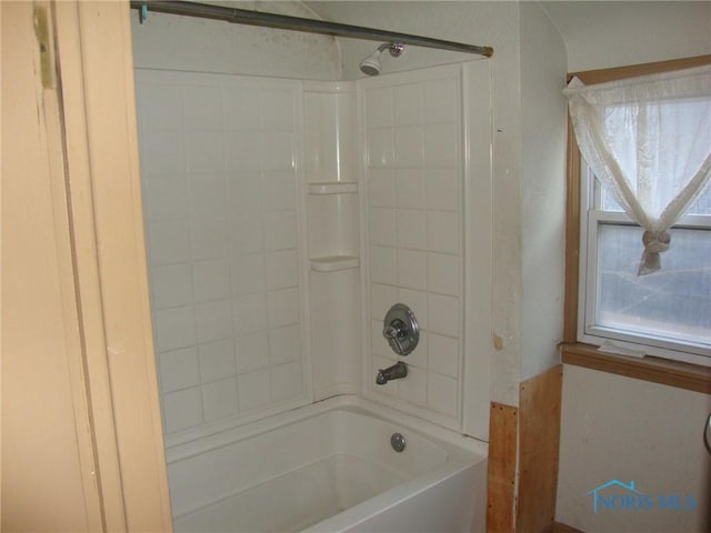 bathroom featuring tiled shower / bath