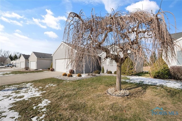 view of front of home featuring a garage and a front yard