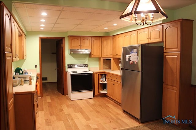 kitchen with white electric range, a chandelier, light hardwood / wood-style flooring, stainless steel fridge, and a drop ceiling