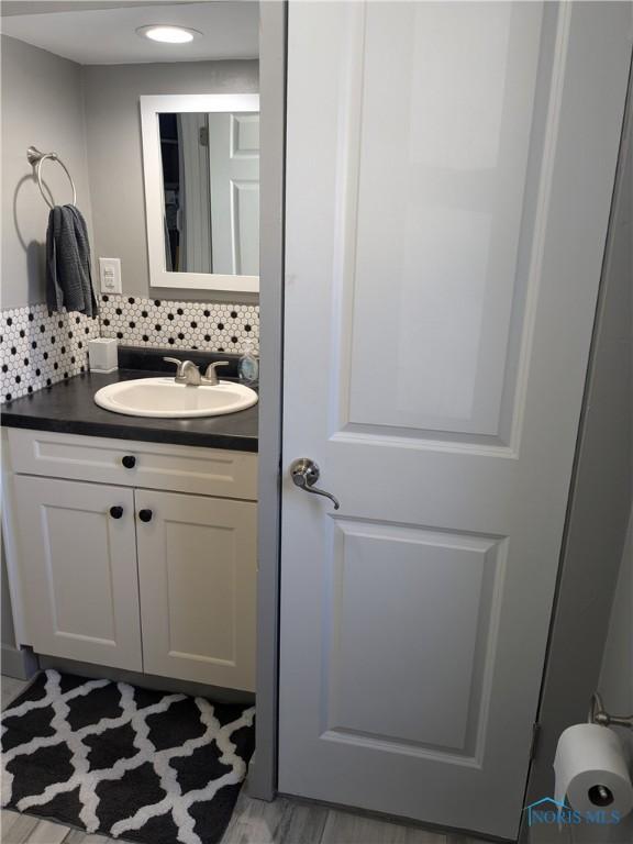 bathroom with vanity and decorative backsplash