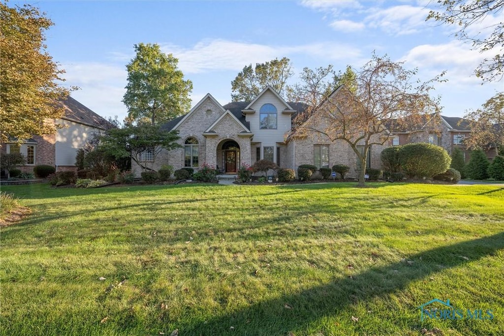 view of front of home featuring a front yard