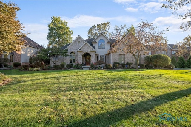 view of front of home featuring a front yard