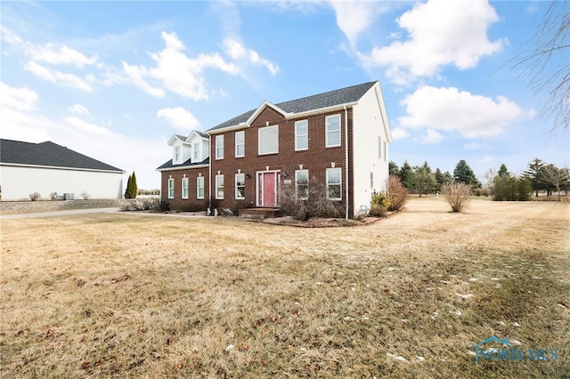 view of front of home featuring a front yard