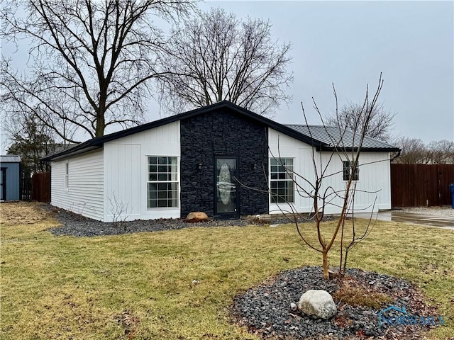 view of front of house featuring a front lawn