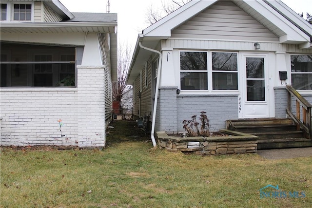 view of front of home featuring a front lawn