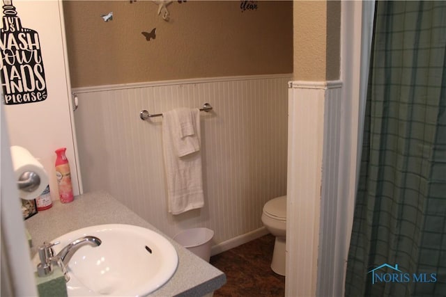 bathroom with vanity, a shower with shower curtain, and toilet