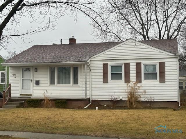 view of front facade featuring a front lawn