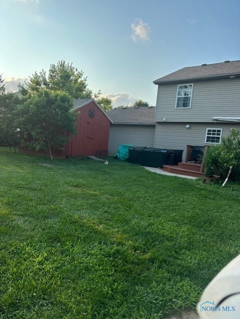 view of yard featuring a shed