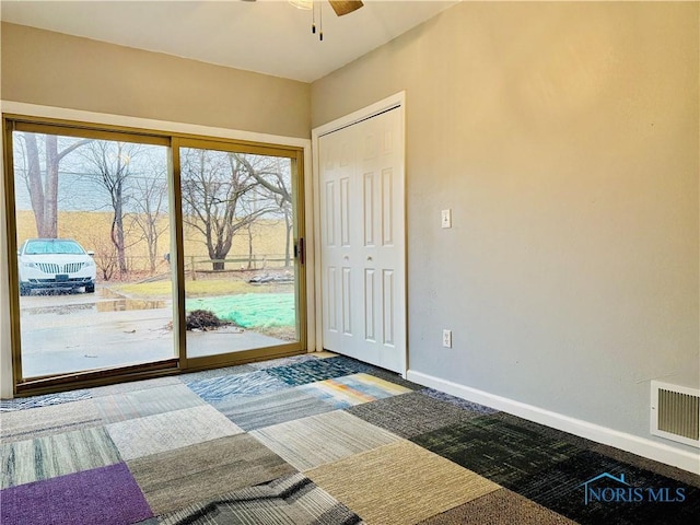 entryway featuring a ceiling fan, visible vents, and baseboards