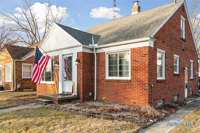 view of front of home featuring a front lawn