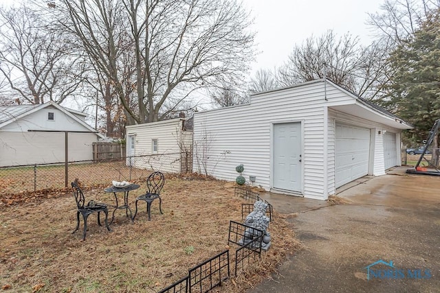 view of yard featuring a garage and an outdoor structure