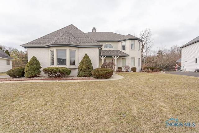 view of front of home with a front lawn