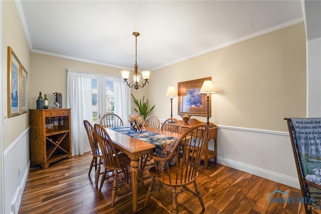 dining area with ornamental molding, dark hardwood / wood-style floors, and a chandelier