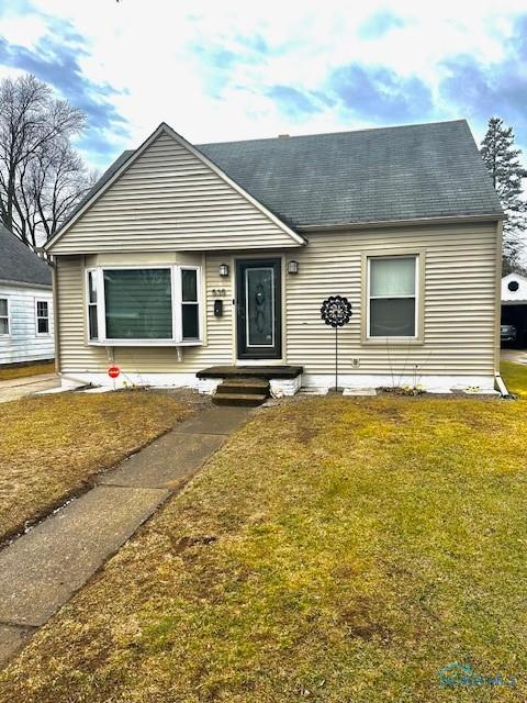 view of front of house featuring a front yard