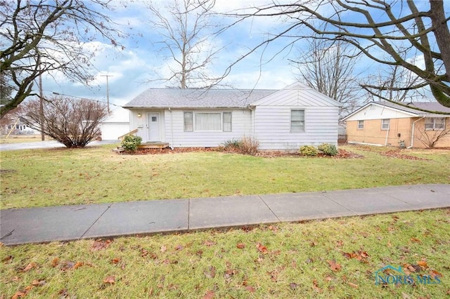 ranch-style house featuring a front yard