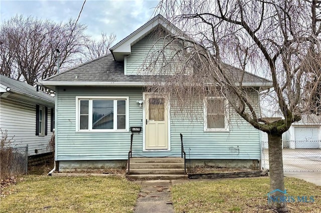 bungalow featuring a front yard