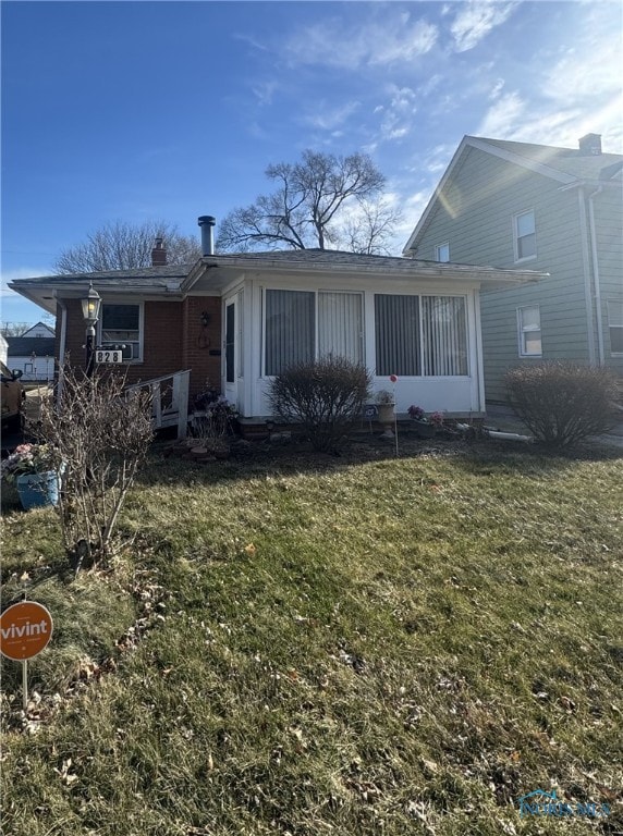 view of front of property with a front lawn