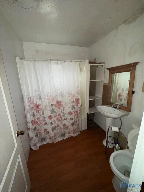 full bath featuring a shower with curtain, toilet, and wood finished floors