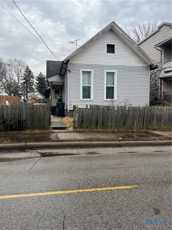 view of front facade featuring a fenced front yard