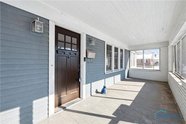 property entrance featuring a porch